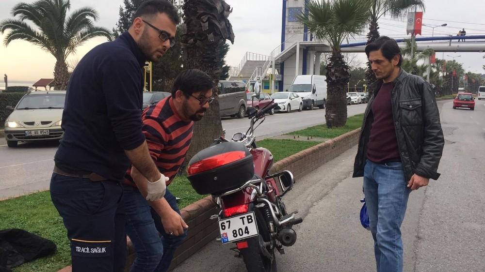 Dengesini kaybedip motosikletten düşen sürücü yaralandı 