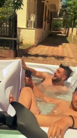 Deniz girmenin yasak olduğu Antalya’da gençlerin ilginç çözümü 