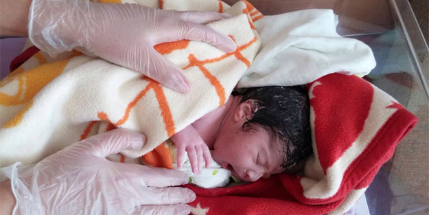 Deniz ambulansında doğum yaptı