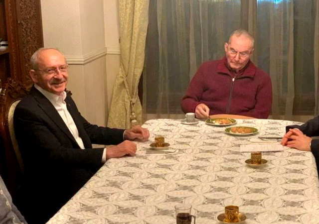 Deniz Baykal fotoğrafının sırrı ortaya çıktı! Meğer Baykal'ın oğlu...