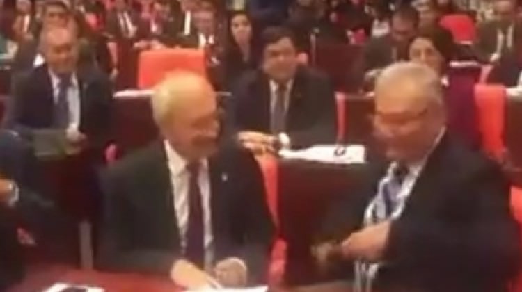 Deniz Baykal, Kılıçdaroğlu'nun koltuğuna oturdu