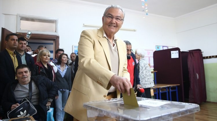 Deniz Baykal sandık başında da rahat durmadı