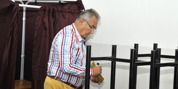 Deniz Baykal perdeyi kaldırınca fark etti
