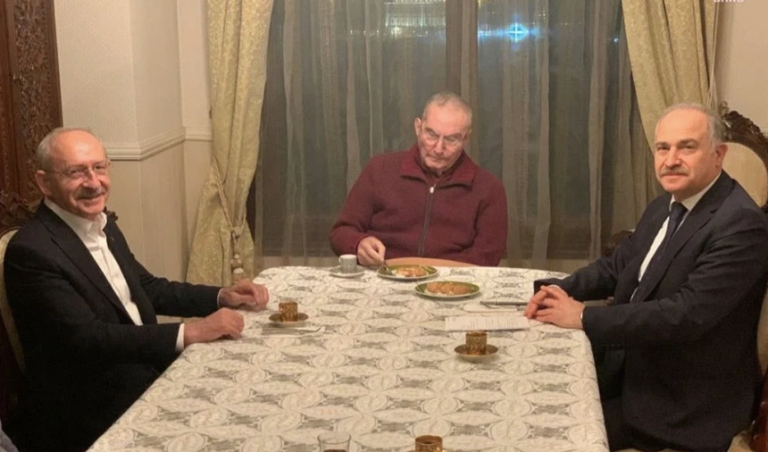 Deniz Baykal'ın o hareketi ağızları açık bıraktı! Kılıçdaroğlu neye uğradığını şaşırdı