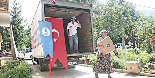 Deniz Feneri’nden Bosnalı selzedelere gıda yardımı