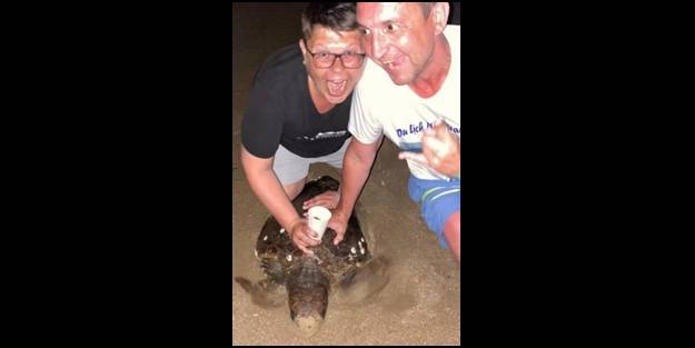 Deniz kaplumbağalarına eziyet eden turistler cezadan kaçamadı: Ülkeden çıkış yaparken enselendiler!