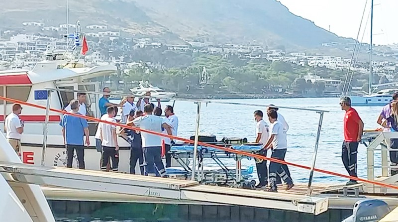 Deniz kazası geçiren Sabancı çifti ambulansla hastaneye kaldırıldı