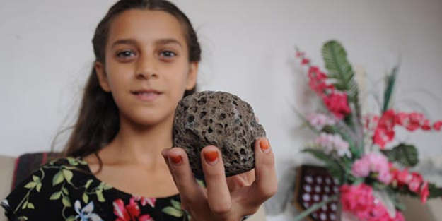 Deniz kenarında bulduğu taşın, göktaşı olduğunu ileri sürerek incelenmesini istedi