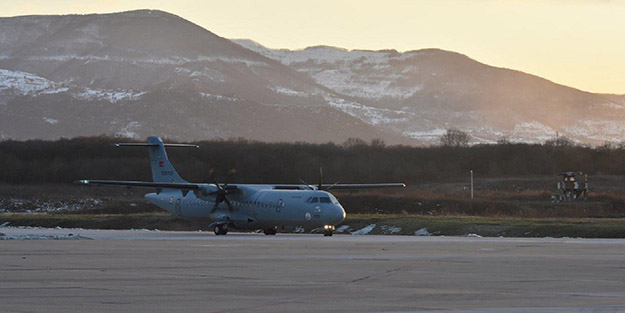 Deniz Kuvvetlerine ait uçaklarla depremzedeler tahliye ediliyor