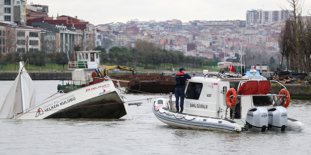 Deniz polisi harekete geçti! Haliç'te tekne alabora oldu