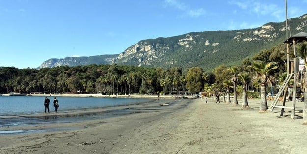 Deniz suyu 25 metre çekildi