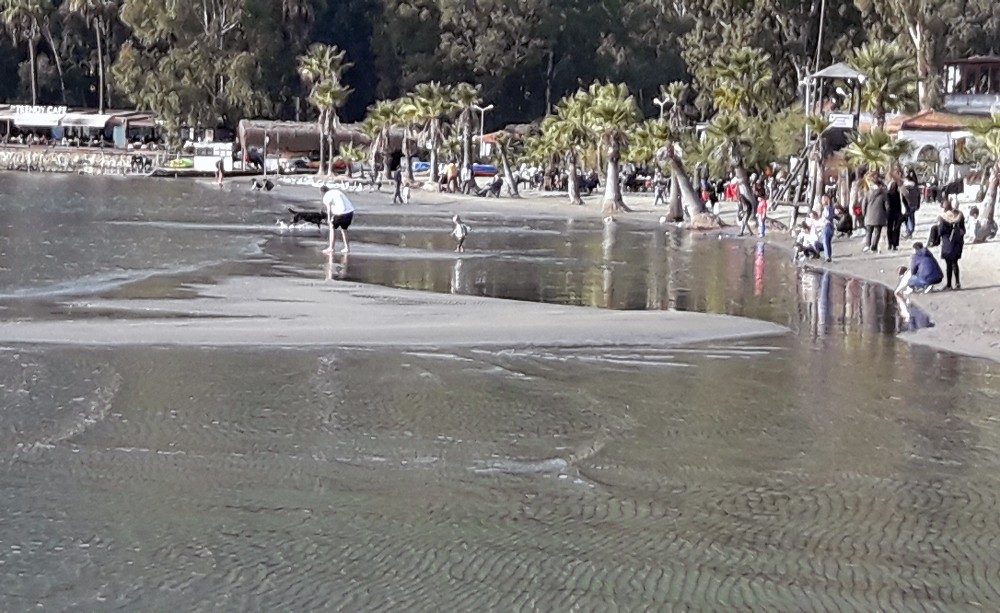 Deniz suyu 30 metre çekildi 