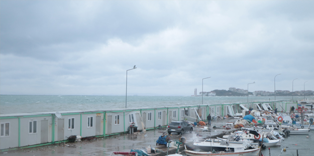 Deniz taştı, tekneler parçalandı! Yalova halkı dehşeti yaşadı: camlar kırıldı, fırtına yıktı geçti!