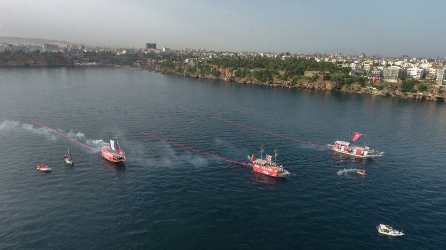 Denizde 3 ayrı tekneden 100’er metre uzunluğunda Türk bayrağı açıldı. 