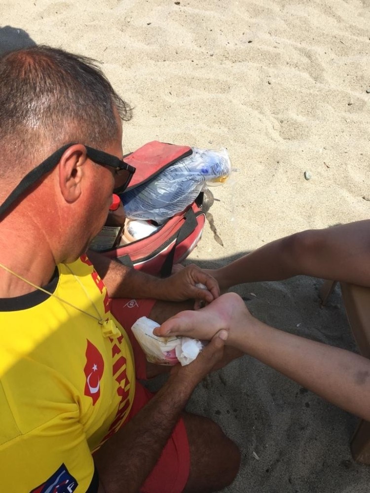 Denizde ayağı yaralanan vatandaşa itfaiye ilk yardım yaptı 