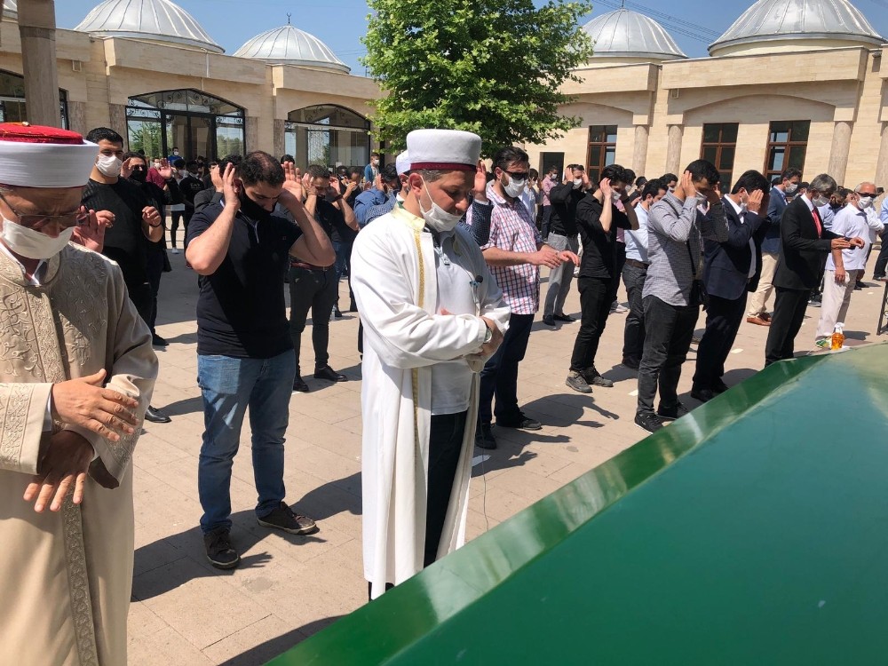 Denizde boğulan yabancı uyruklu genç son yolculuğuna uğurlandı 