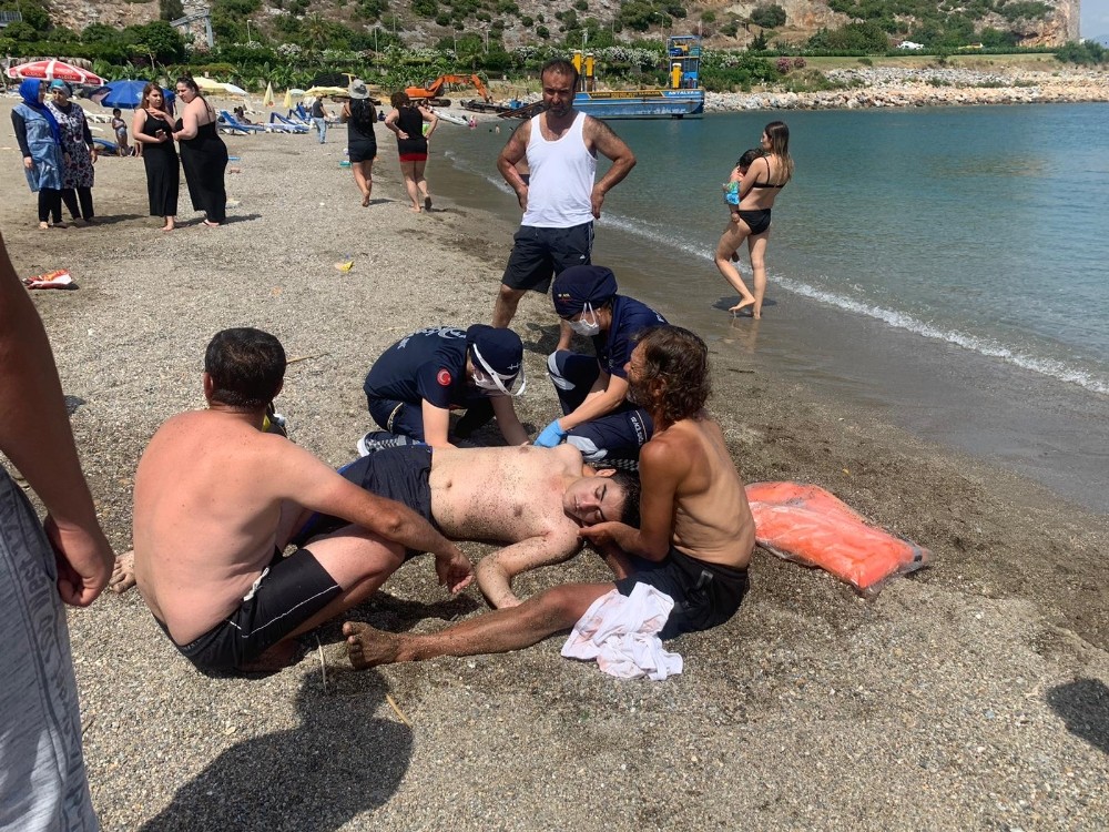 Denizde boğulma tehlikesi geçiren genç yaşam savaşı veriyor 