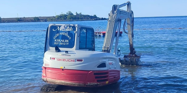 Denizde kaybolan kolyesini bulmak için iş makinesi tuttu