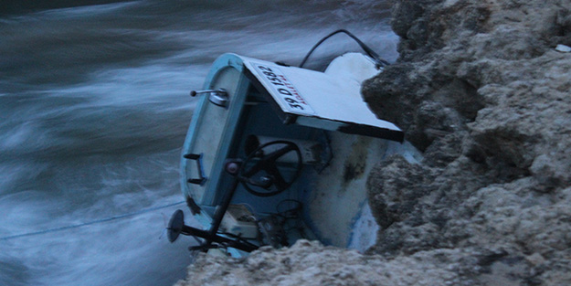 Denizde korku dolu anlar! Tekne sürüklendi balıkçılar dehşeti yaşadı