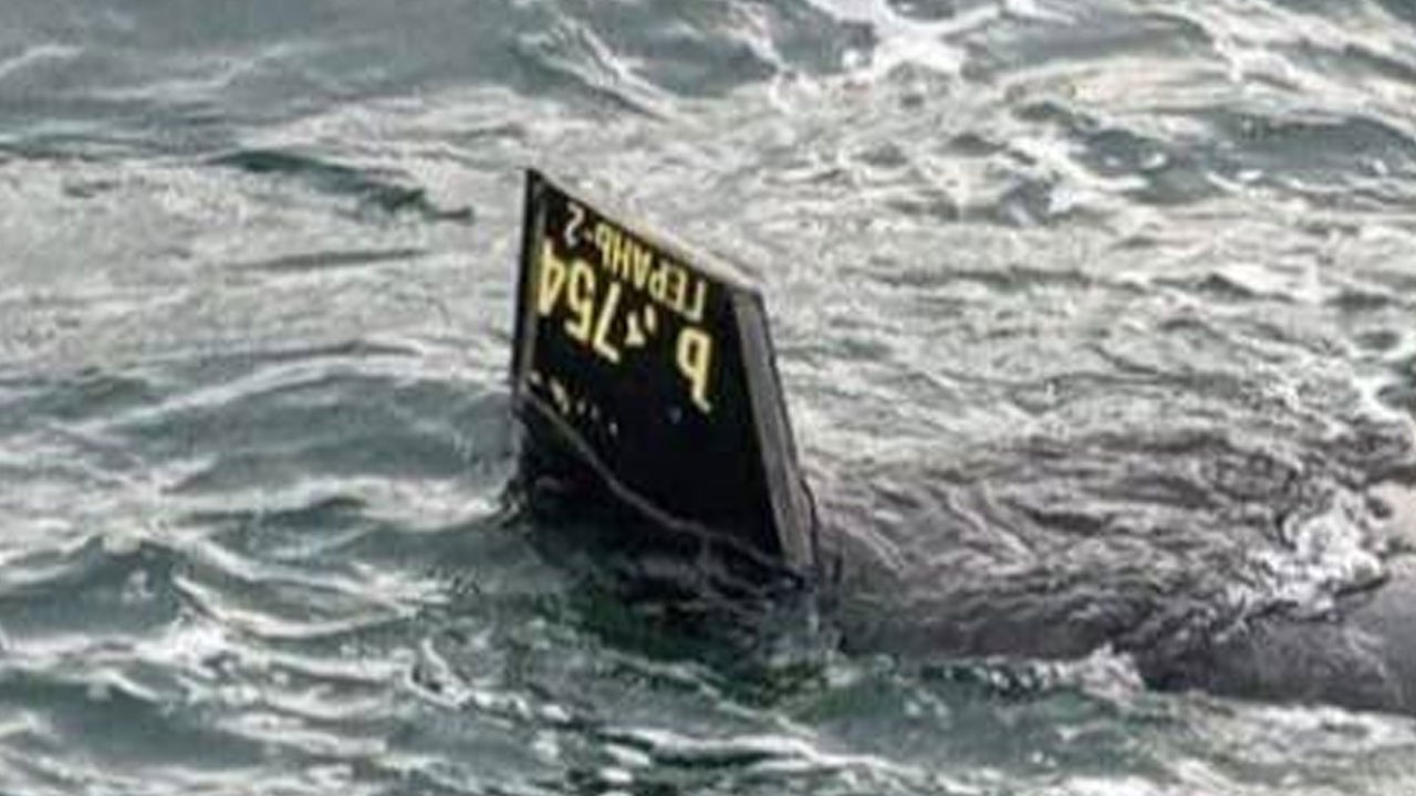 Denizde sürüklenirken vatandaşlar fark etti! İstanbul'da alarm veren görüntü