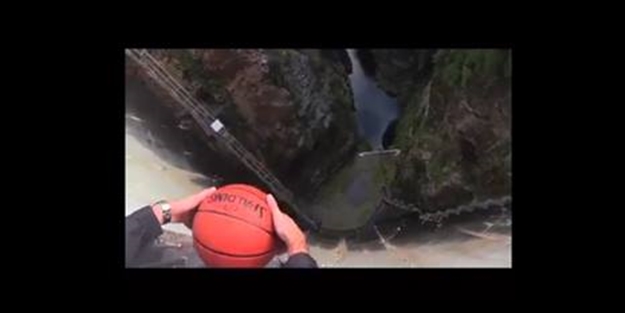 Bakın dağdan ne fırlattı - VIDEO