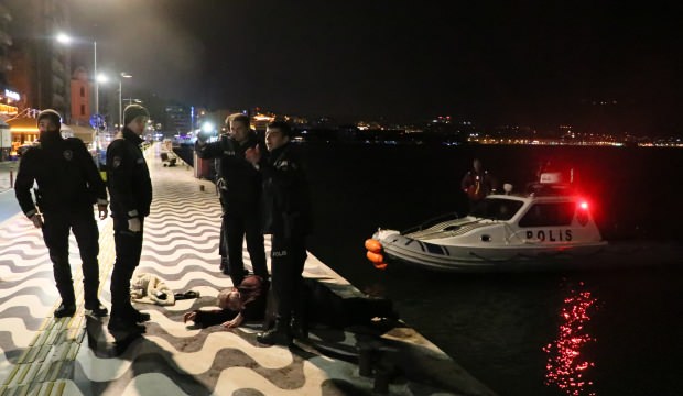 Denize düşen adamı polis kurtardı