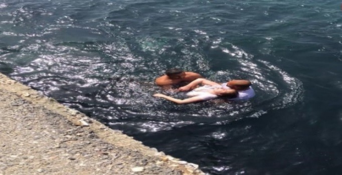 Denize düşen genç kızı kamyon şoförü kurtardı