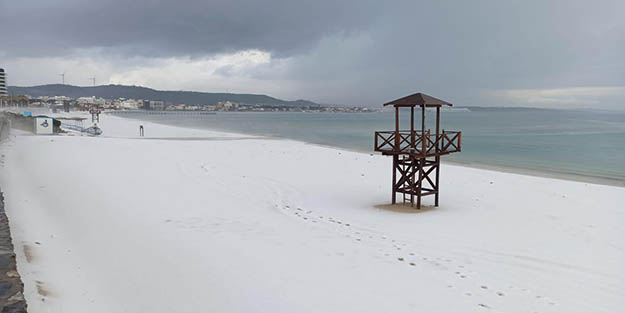 Denize girdikleri ayda şoke eden manzara! İzmir'de plajlar beyaza büründü