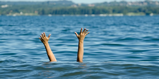 Denize girip boğulma tehlikesi geçiren iki kardeş hastanede hayata tutunamadı