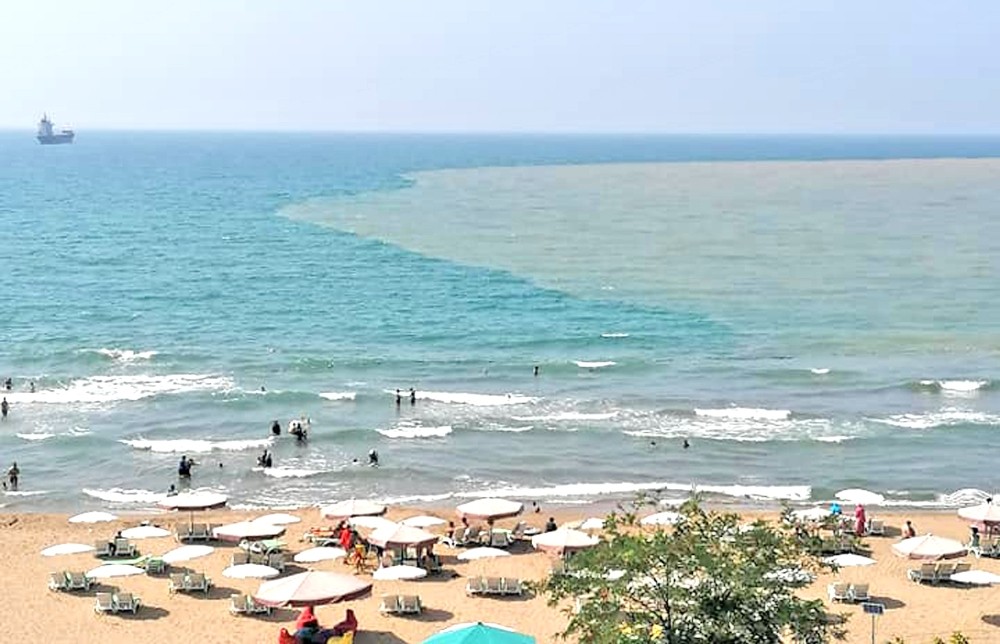 Denize ulaşan çamurlu su limanı ve sahili sarıya boyadı 