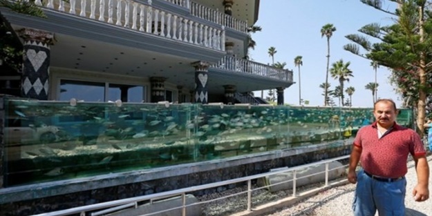 Denizi görmek isteyen adam çevresine akvaryum yaptı!