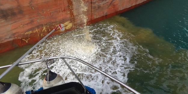 Denizi kirleten gemiye milyonluk ceza!