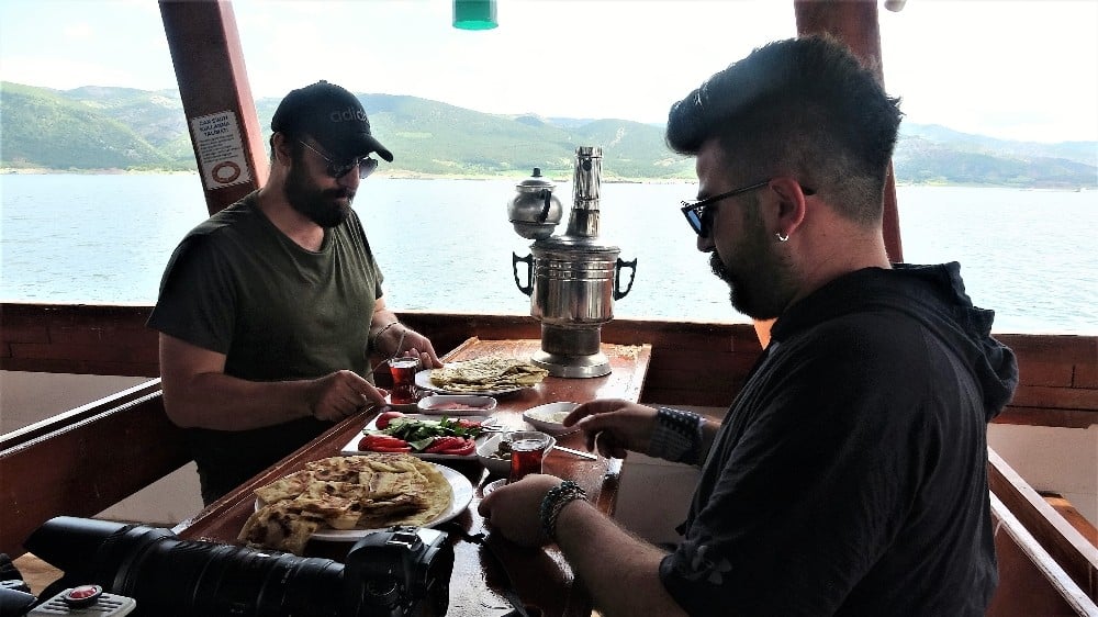 Denizi olmayan kentte teknede kahvaltı keyfi 