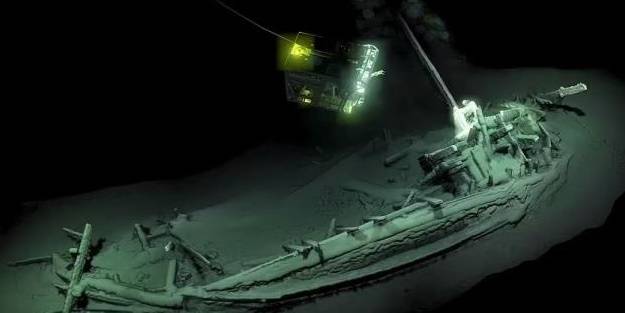 Denizin binlerce metre derinliğinde bulundu! Bakın içinden ne çıktı