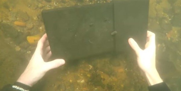 Denizin dibinde buldukları kutudan çıkanlar çok şaşırttı!