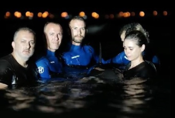 Denizin içinde 8 saat nöbet tuttular