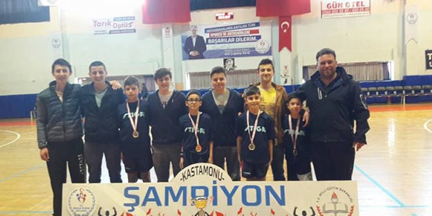 Denizin ortasında masa tenisi oynadılar