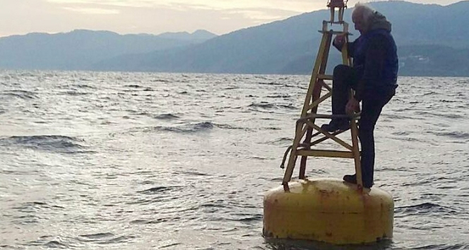 Denizin ortasındaki duba hayatını kurtardı