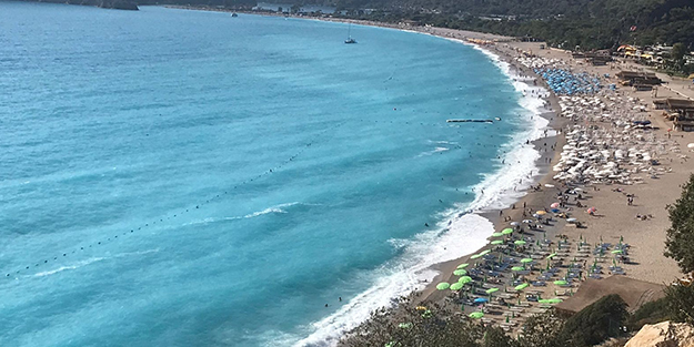 Denizin rengi değişti, eşsiz görüntü oluştu!