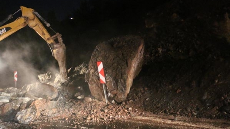 Denizli-Antalya karayolunda heyelan meydana geldi!
