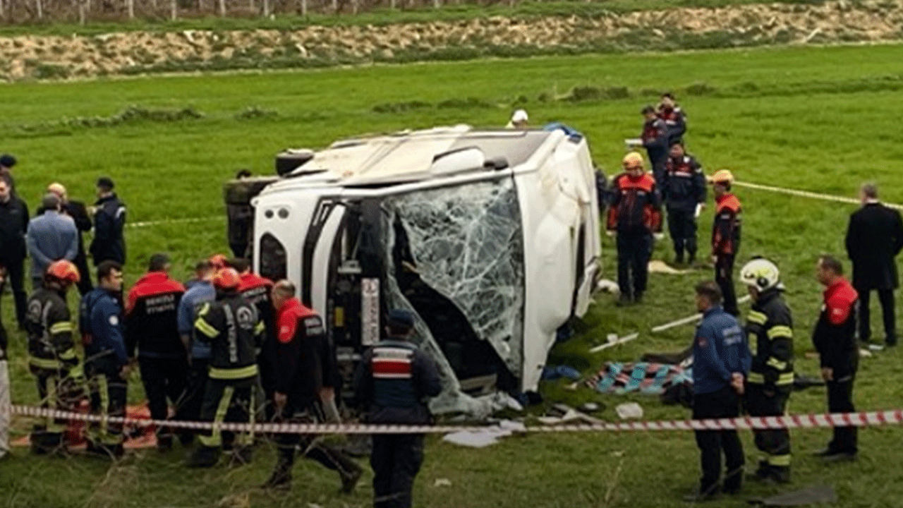 Denizli' de öğrenci minibüsü devrildi: Ölü ve yaralılar var!