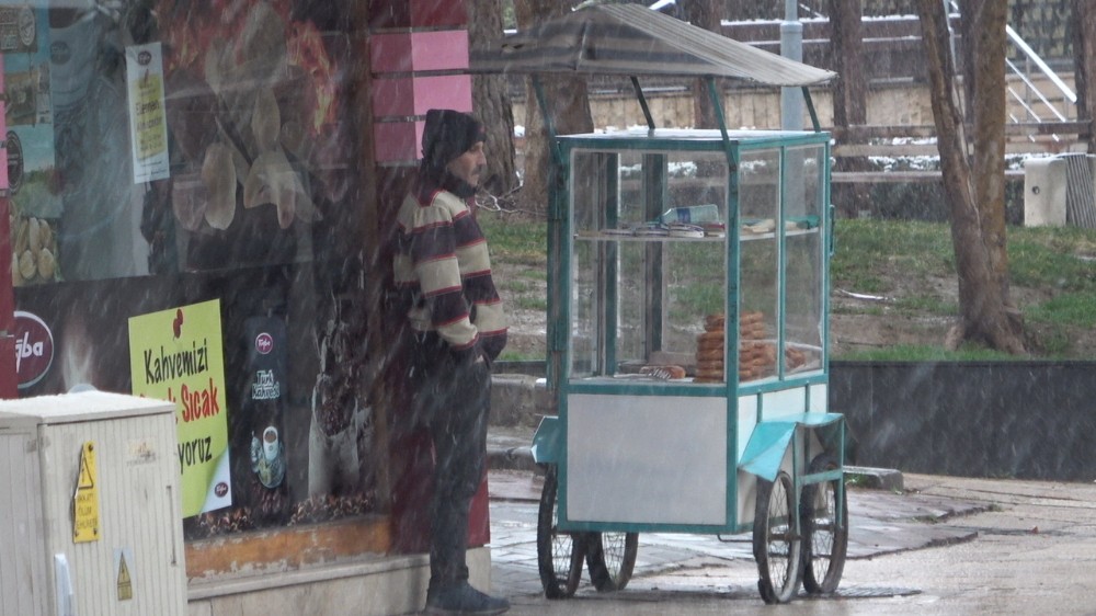 Denizli güne karla uyandı 