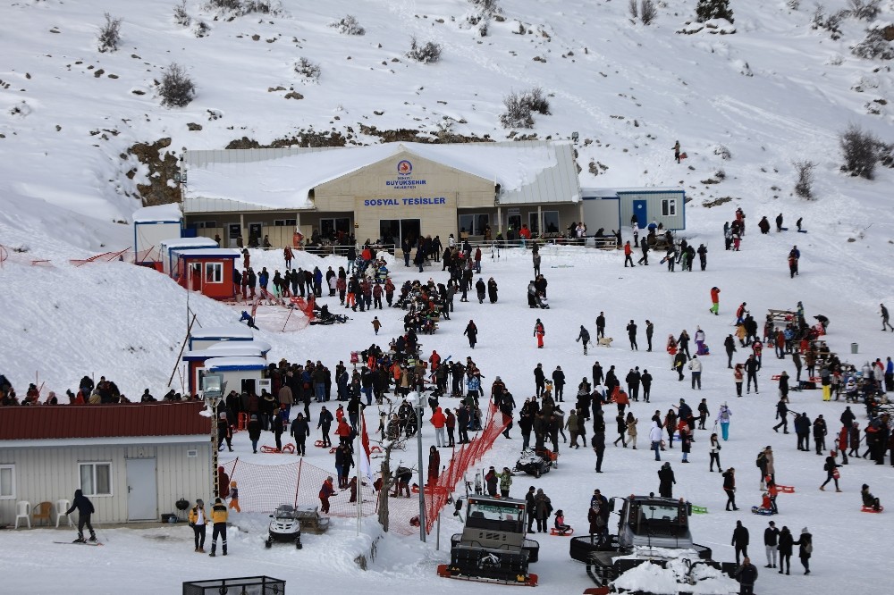 Denizli Kayak Merkezi en yoğun hafta sonlarından birini yaşadı 
