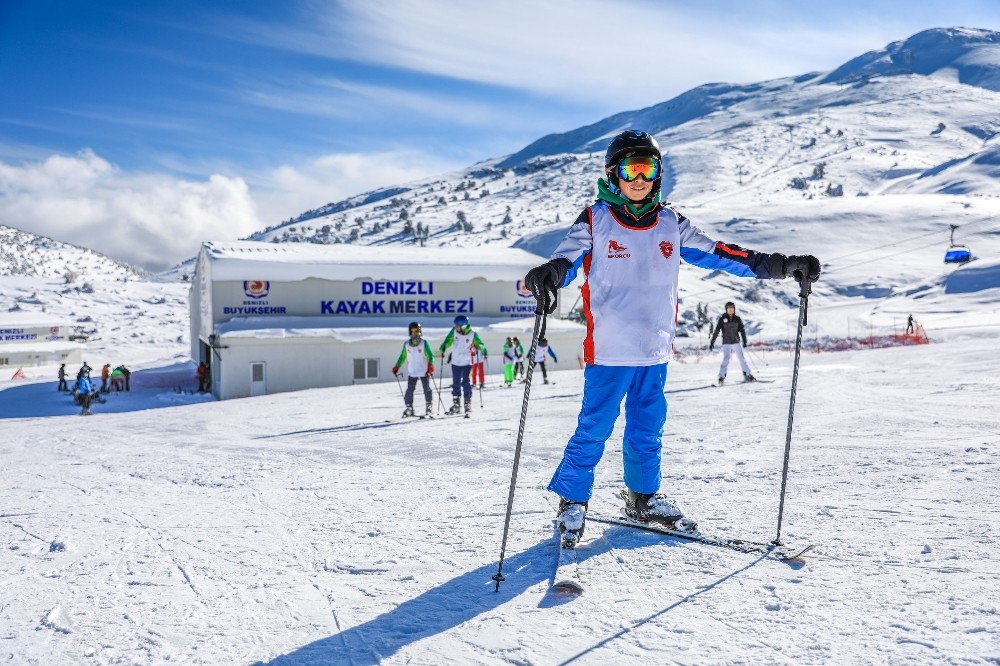 Denizli Kayak Merkezi Türkiye’nin dört bir tarafından kayak sporcularını ağırlıyor 