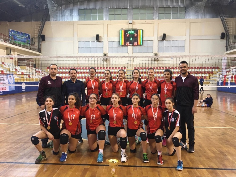 Denizli Küçük Kızlar Voleybol Takımı’nın hedefi ’Türkiye Şampiyonası’ 