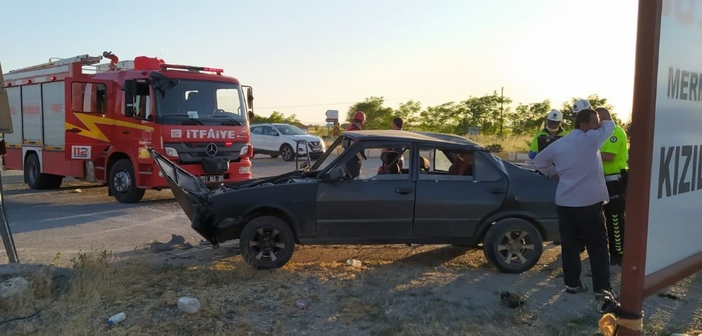 Denizli’de 2 otomobilin çarpıştığı kazada 3 kişi yaralandı 