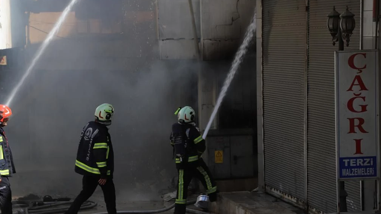Denizli'de 3 katlı iş yerinde yangın!