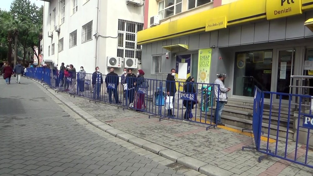 Denizli’de 400 metrelik kuyruk 