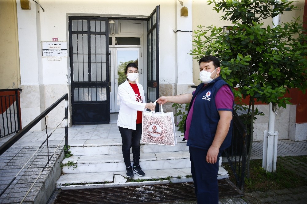 Denizli’de 500 ASM hemşiresine koruyucu set hediye edildi 