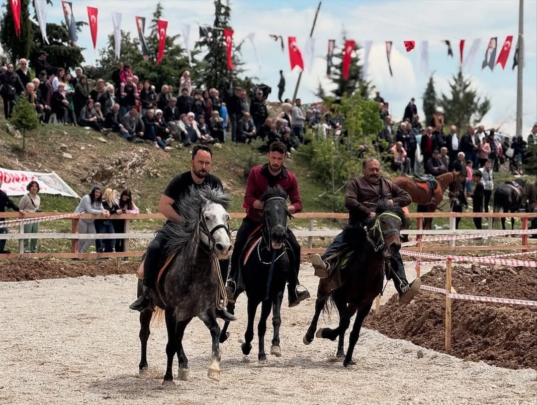 Denizli’de 800 yıllık gelenek sürdürüldü: 8 yaşındaki jokey Hamza izleyenleri büyüledi